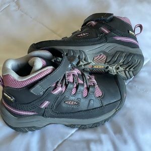 Keen waterproof girls hiking boots size 9